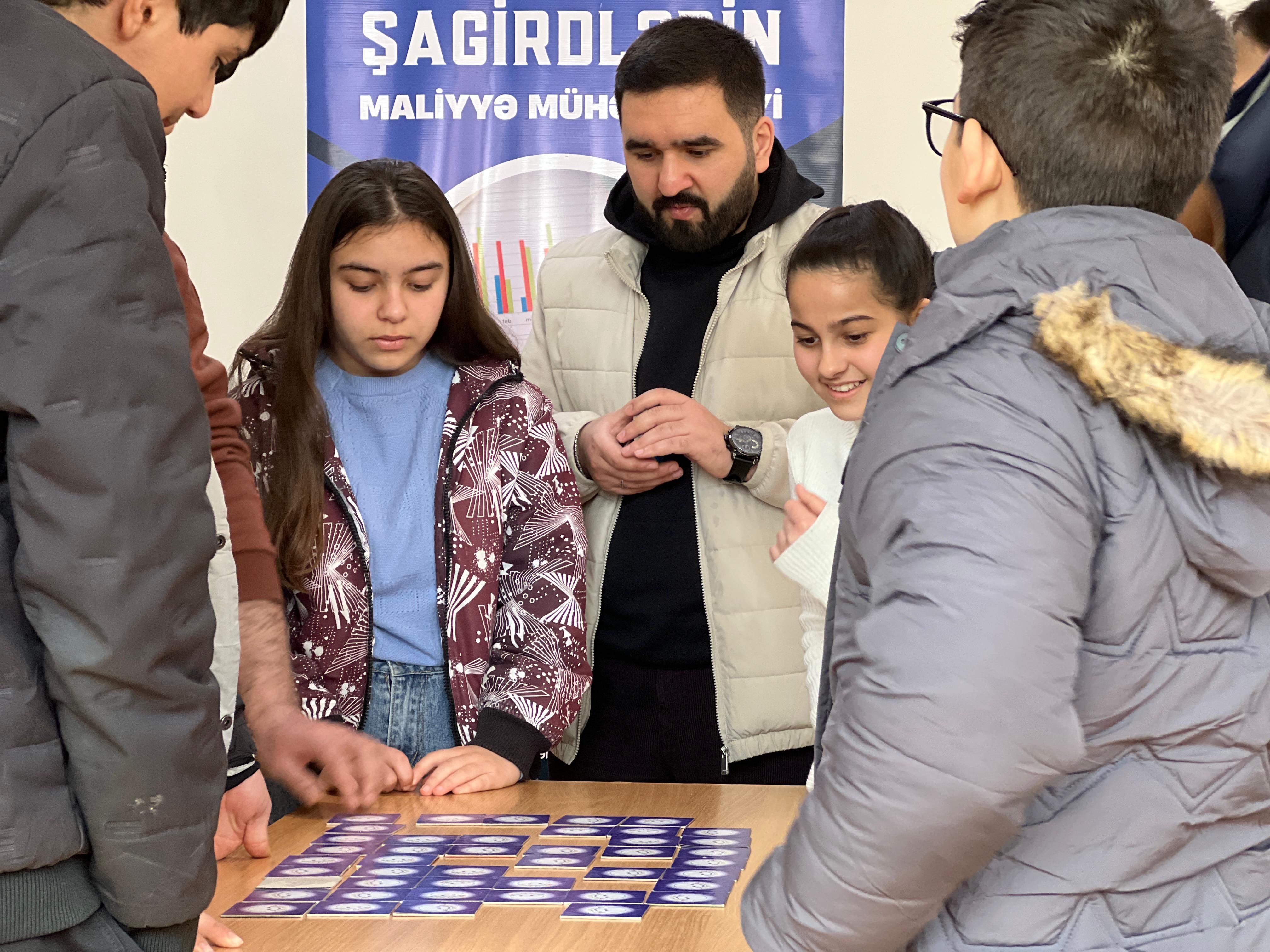“Şagirdlərin Maliyyə Mühəndisliyi” qrant layihəsi çərçivəsində keçirilən təlimlər uğurla davam edir