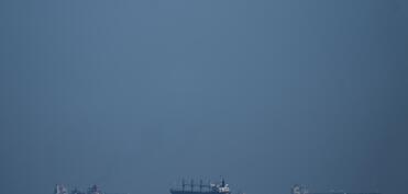 Hörmüz boğazı yaxınlığında təxminən 400 gəmi boğazı keçməyi gözləyir