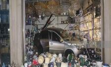 Gəncədə minik maşını mağazaya çırpılıb  - FOTO