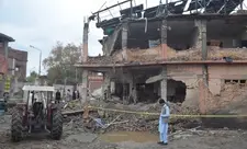 Pakistanda minalanmış avtomobillə polis bölməsinə hücum edilib, 5 nəfər ölüb, 13 yaralı var