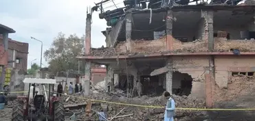 Pakistanda minalanmış avtomobillə polis bölməsinə hücum edilib, 5 nəfər ölüb, 13 yaralı var