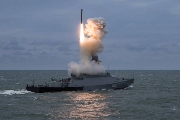 Ukrayna Rusiyanın raket daşıyıcısına zərbə endirdi