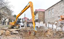 Xətaidə kollektorun üzərində tikilən ev sökülüb, xəttin bərpasına başlanılıb