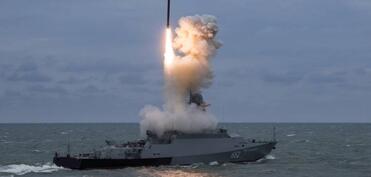 Ukrayna Rusiyanın raket daşıyıcısına zərbə endirdi