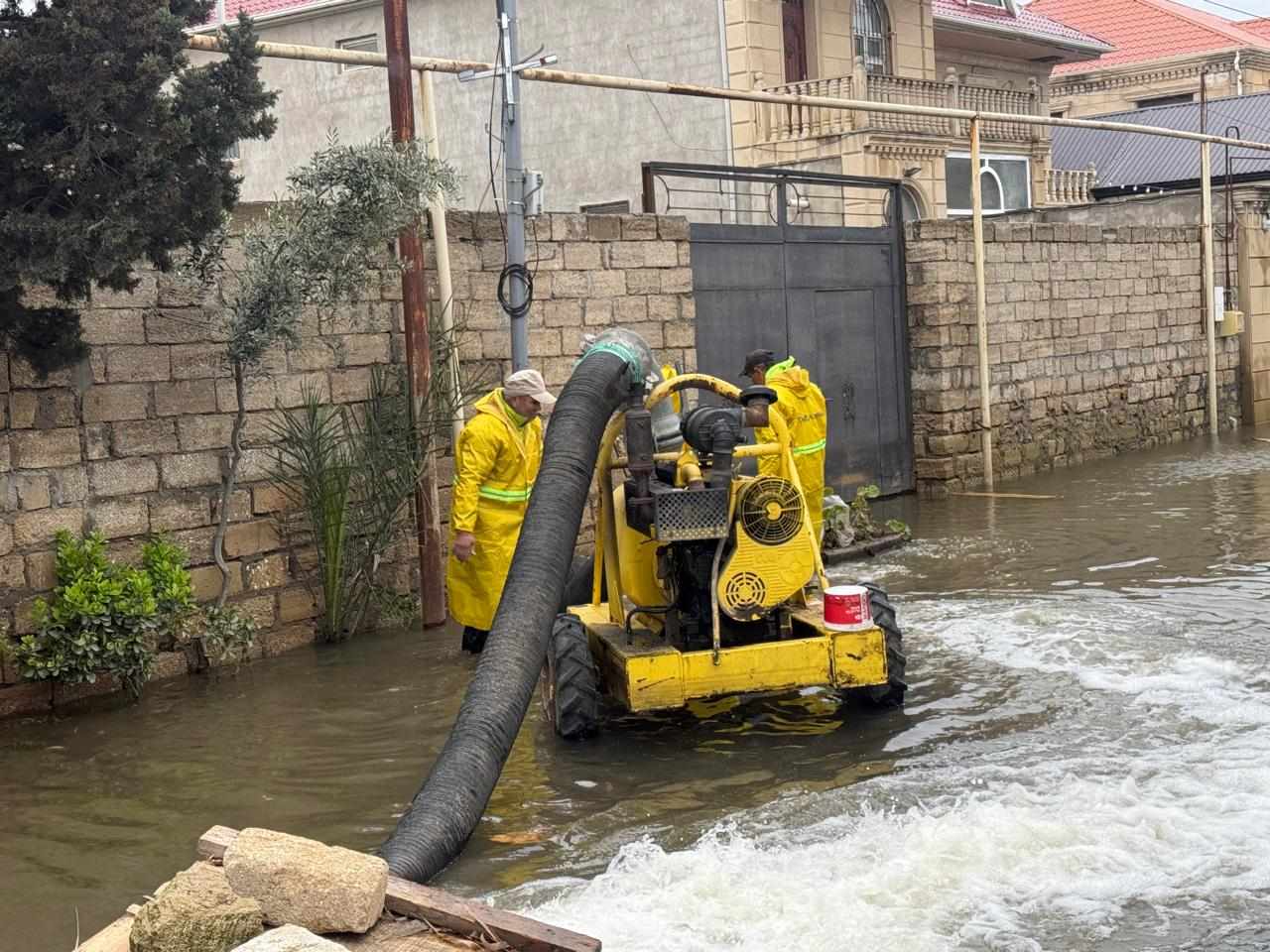 Bakıda intensiv yağışlar fəsadlar törətdi: qurumlar gücləndirilmiş rejimdə işləyir