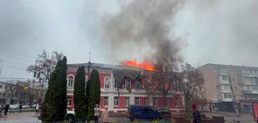 Rusiya ordusu Çerniqov vilayətində meriya binasına PUA ilə zərbə endirib, yanğın başlayıb