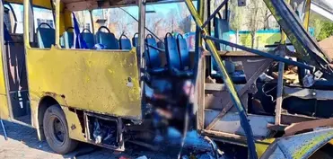 Rusiya ordusu Ukraynada avtobusa dron zərbəsi endirib: 3 nəfər ölüb, 12 yaralı var  - FOTO