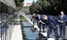 Qazaxıstan nümayəndə heyəti Şəhidlər xiyabanını və Zəfər parkını ziyarət edib