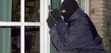 Sabunçuda evdən 9 min manat oğurlanıb