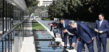 Qazaxıstan nümayəndə heyəti Şəhidlər xiyabanını və Zəfər parkını ziyarət edib
