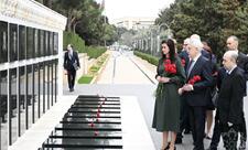 Litvanın Baş naziri Bakıda şəhidlərin xatirəsini anıb