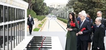 Litvanın Baş naziri Bakıda şəhidlərin xatirəsini anıb