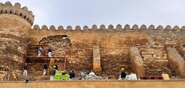 İçərişəhərdə Qala divarında baş vermiş qismən dağılma aradan qaldırılır