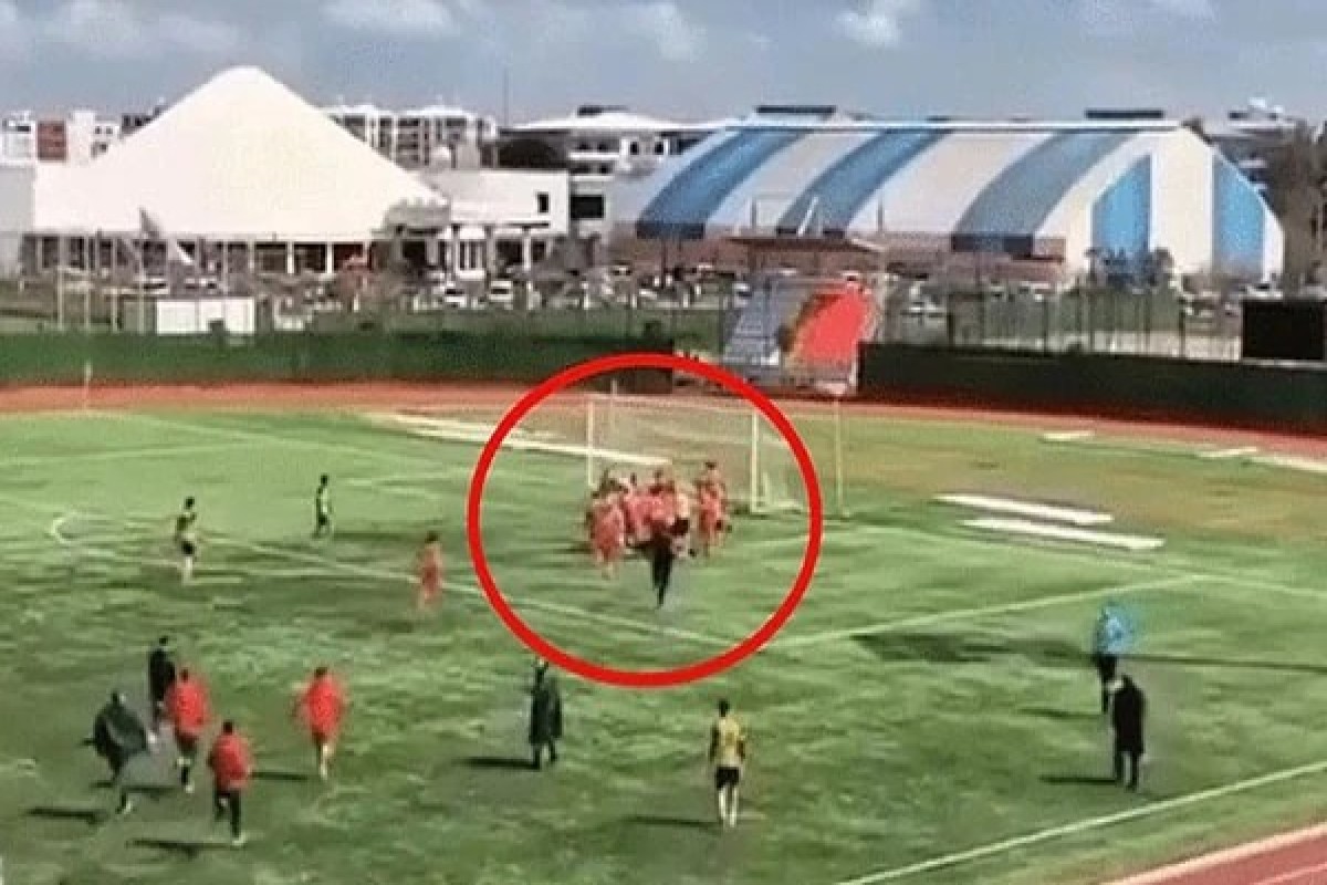 Türkiyədə meydanda rəqibinin başına təpiklə zərbə endirən futbolçu həbs olunub