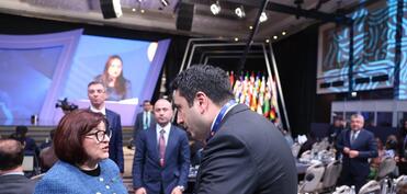 Sahibə Qafarova və Alen Simonyan arasında qısa söhbət olub