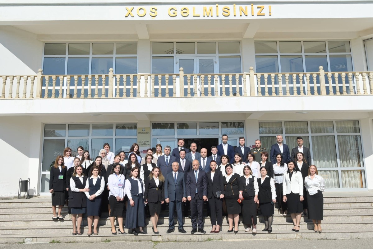 Emin Əmrullayev Qusarda məktəbdə tədris prosesi ilə tanış olub