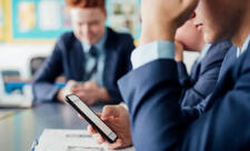 Böyük Britaniyada məktəblərdə mobil telefon qadağası qanuniləşdirilir