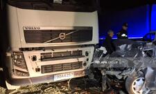 Qazaxda minik avtomobili ilə TIR toqquşub, 3 nəfər xəsarət alıb