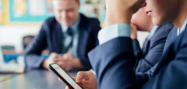 Böyük Britaniyada məktəblərdə mobil telefon qadağası qanuniləşdirilir