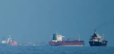 On Hindistan gəmisi Hörmüz boğazını keçib