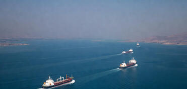 Regiondakı gərginlik fonunda Hörmüz boğazından 20-dən çox gəmi keçib