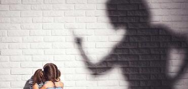 Tərbiyə məqsədilə uşağa qarşı fiziki zorakılıq edən valideyn və müəllim 200 manatadək cərimələnəcək