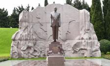 Latviya Prezidenti Ulu Öndər Heydər Əliyevin məzarını ziyarət edib