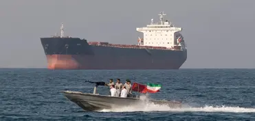 İran Hörmüz boğazını keçməyə çalışan iki gəminin saxlanıldığını bildirib