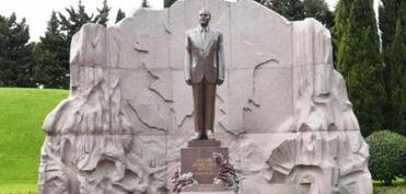 Latviya Prezidenti Ulu Öndər Heydər Əliyevin məzarını ziyarət edib