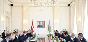 Azərbaycan və Latviya prezidentlərinin geniş tərkibdə görüşü keçirilib