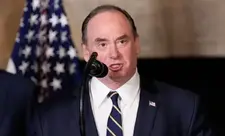 "Axios": Pit Heqset ABŞ donanmasının katibini fikir ayrılıqlarına görə işdən çıxarıb