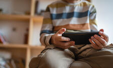 Norveç 16 yaşından kiçik uşaqlara sosial şəbəkələri qadağan edəcək