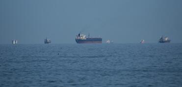 Ərəb dənizində İranla bağlı daha bir gəmi saxlanılıb, geri qaytarılıb