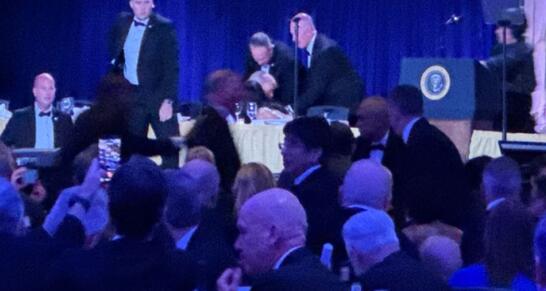 Trampın Ağ Ev Müxbirləri Assosiasiyasının qəbulunda atəş açılıb