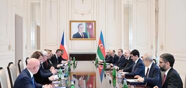 Prezident İlham Əliyevin Çexiyanın Baş naziri ilə geniş tərkibdə görüşü keçirilir