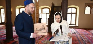 Leyla Əliyeva və Arzu Əliyeva Şəkidə Xan məscidini ziyarət ediblər