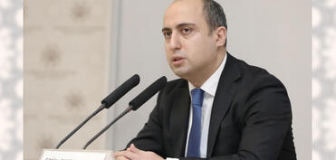 Emin Əmrullayev: Təlim və tərbiyə paralel aparılmalıdır