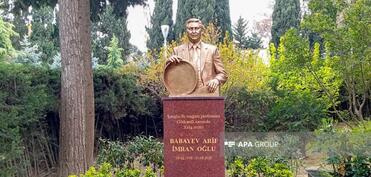 Xalq artisti Arif Babayevin qəbirüstü abidəsi ucaldılıb - FOTO