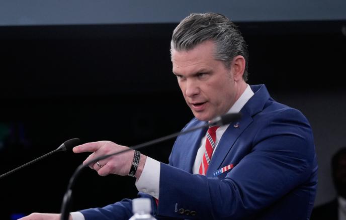 Heqset: "İran Amerika gəmilərinə toxunsa, sarsıdıcı cavab alacaq"