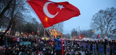 Ankarada bayrağı təhqir etdiklərinə görə altı nəfər saxlanılıb