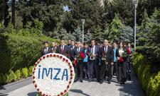 “İMZA” İctimai Birliyi Fəxri xiyabanda Ulu Öndərin məzarını ziyarət edib