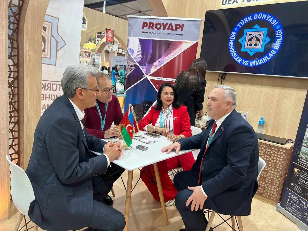 Baş katib "Urban Expo" sərgisində xüsusi olaraq quraşdırılmış pavilyonlarını ziyarət edib