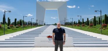 Prezident İlham Əliyev Xankəndi şəhərində Zəfər tağının önünə gül dəstələri düzüb