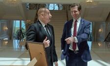 Prezident Trampın xatirə hədiyyəsini ABŞ dövlət katibinin köməkçisinə göstərib