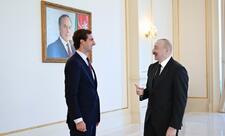 Prezident İlham Əliyev ABŞ dövlət katibinin köməkçisinə Donald Tramp tərəfindən təqdim edilmiş xatirə hədiyyəsini göstərib