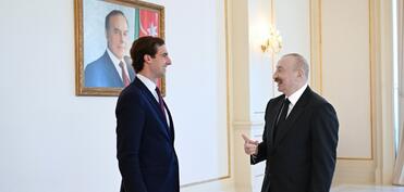 Prezident İlham Əliyev ABŞ dövlət katibinin köməkçisinə Donald Tramp tərəfindən təqdim edilmiş xatirə hədiyyəsini göstərib