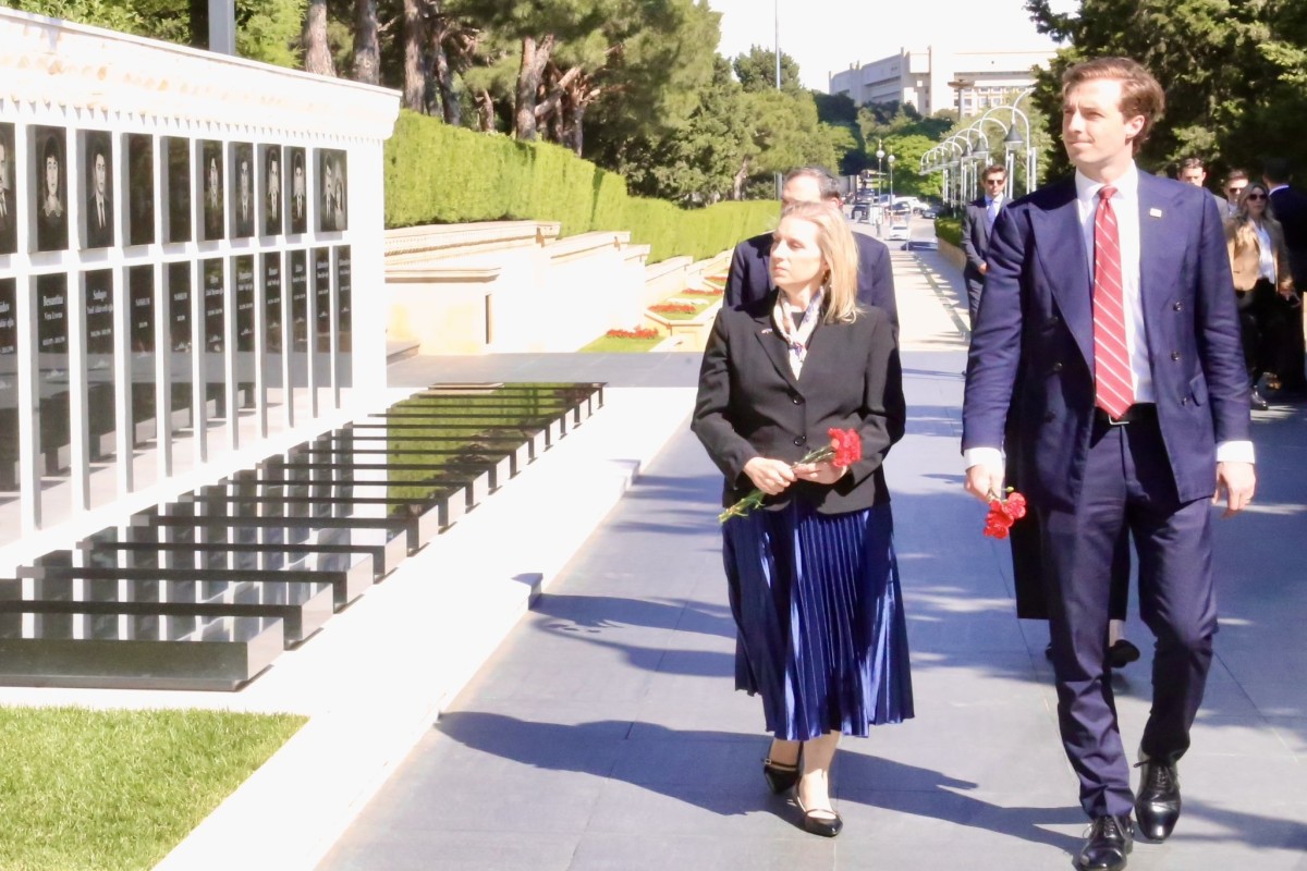 ABŞ Dövlət katibinin köməkçisi Şəhidlər xiyabanını ziyarət edib
