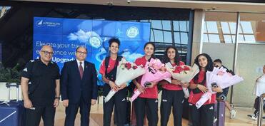 Misirli diplomat idmançıları hava limanında qarşılayıb