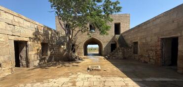 Tarixi karvansaraya qanunsuz müdaxilənin qarşısı alınıb