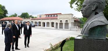 Prezidentlər İlham Əliyev və Sərdar Berdiməhəmmədov Şuşada işğal dövründə güllələnmiş büstlərə baxıblar